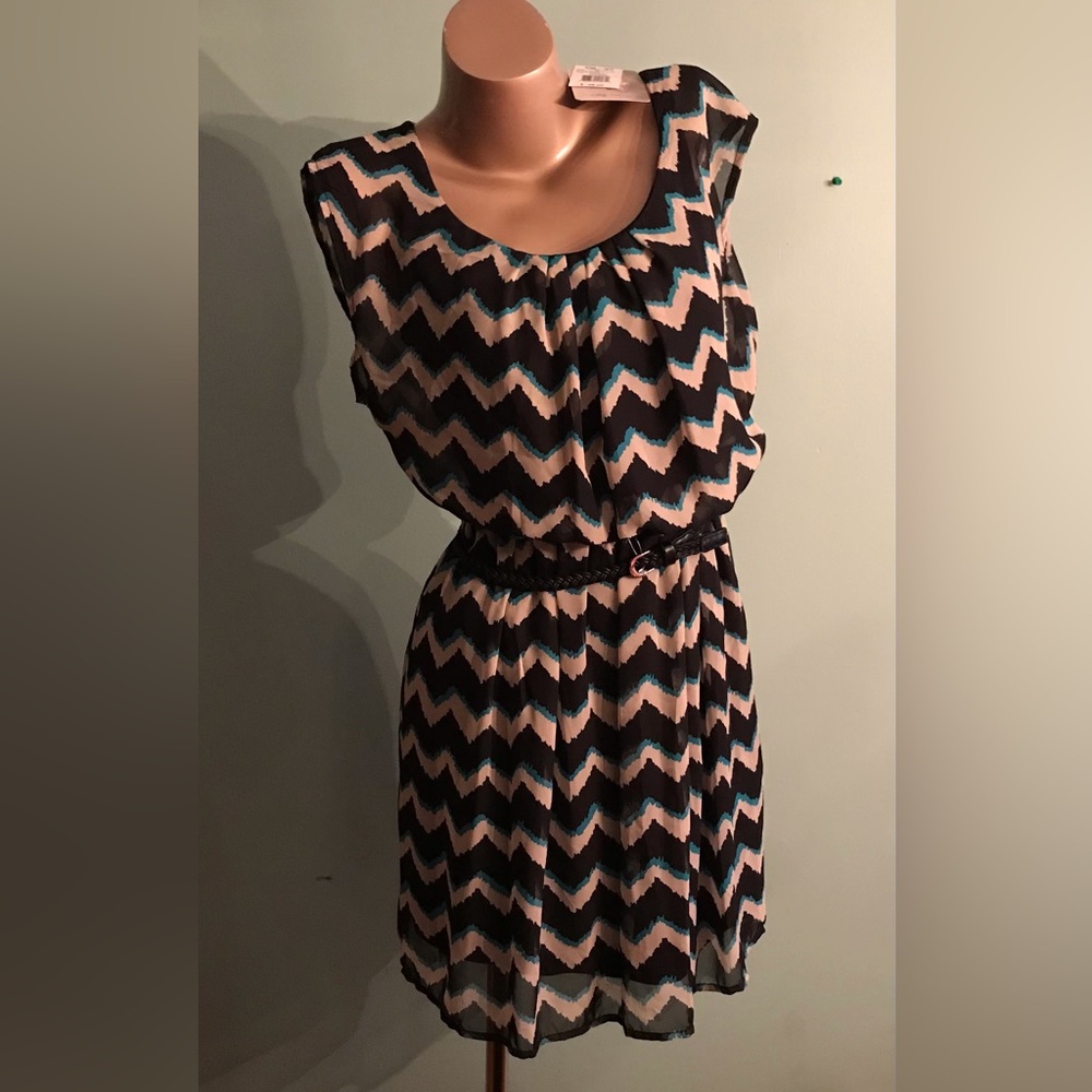 NEW XS Black, white, and Blue Chevron pattern, above knee dress with belt.